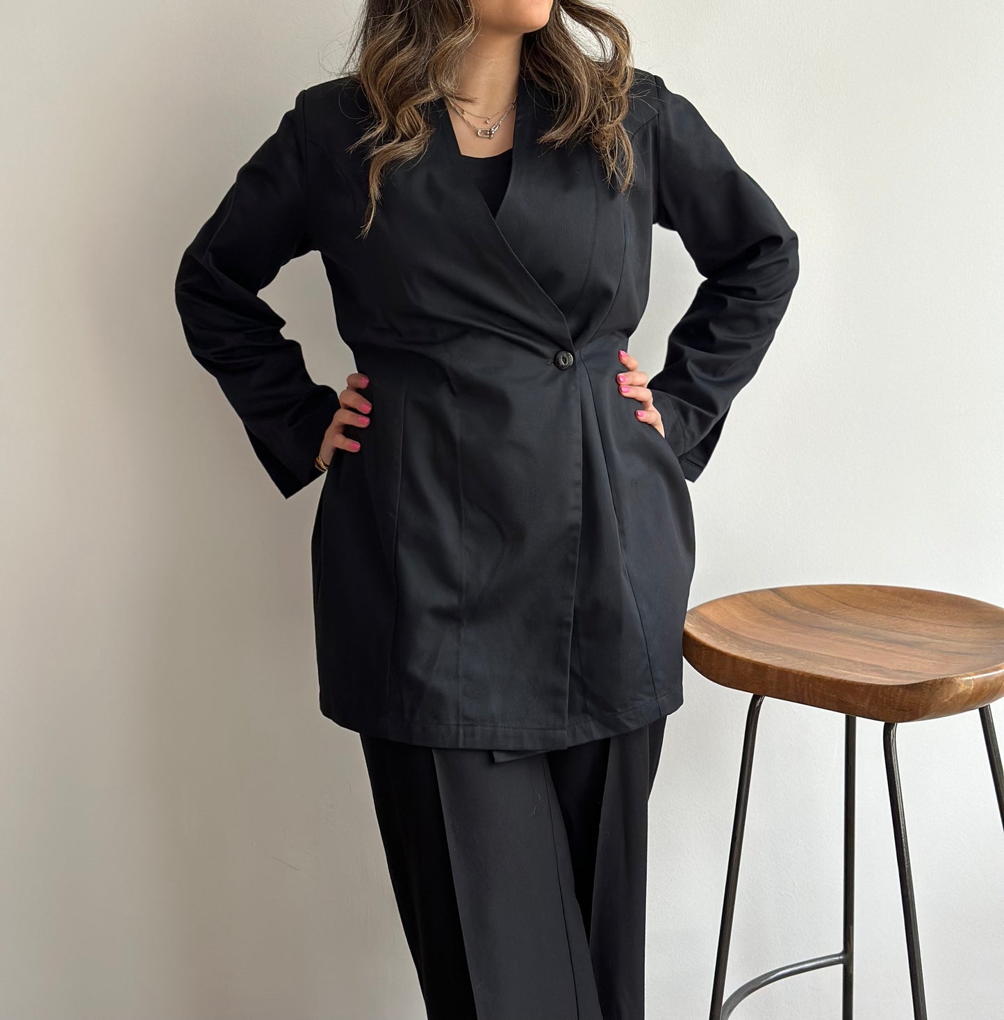 Hourglass Blazer | بليزر اسود مخصر