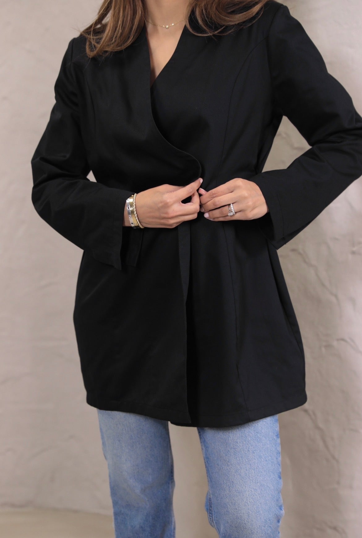Hourglass Blazer | بليزر اسود مخصر