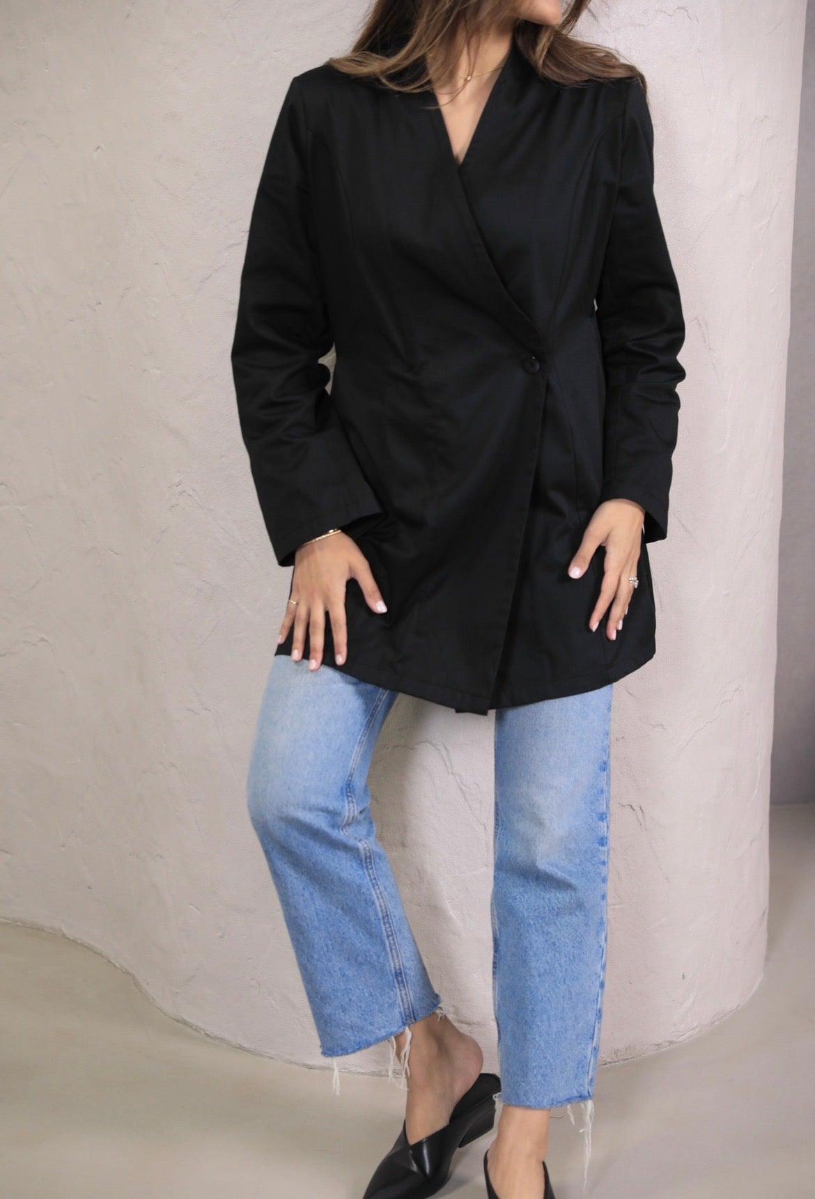 Hourglass Blazer | بليزر اسود مخصر