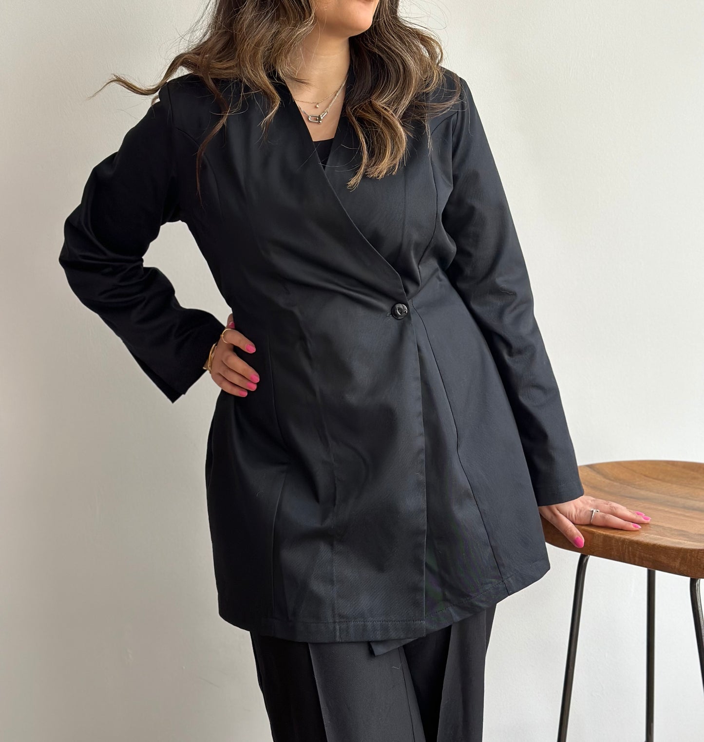 Hourglass Blazer | بليزر اسود مخصر