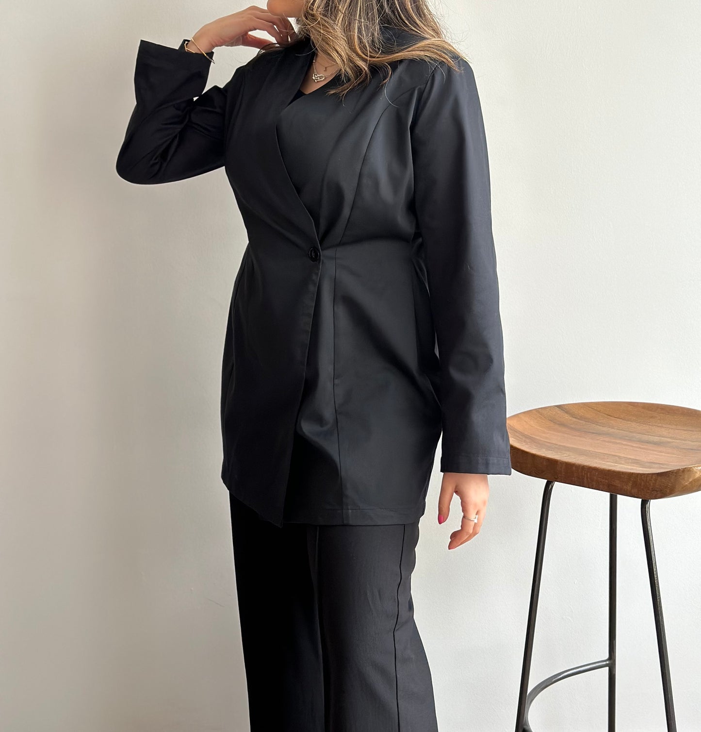 Hourglass Blazer | بليزر اسود مخصر