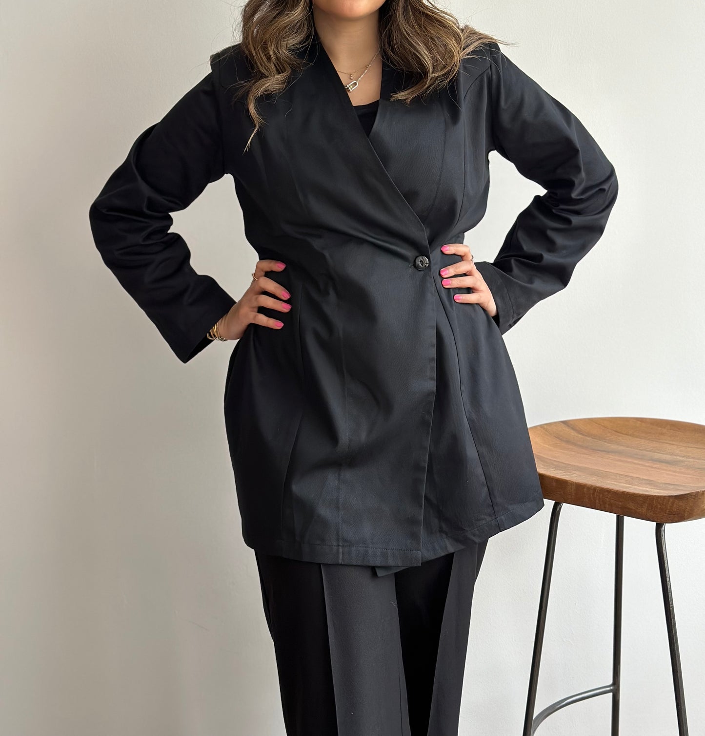 Hourglass Blazer | بليزر اسود مخصر