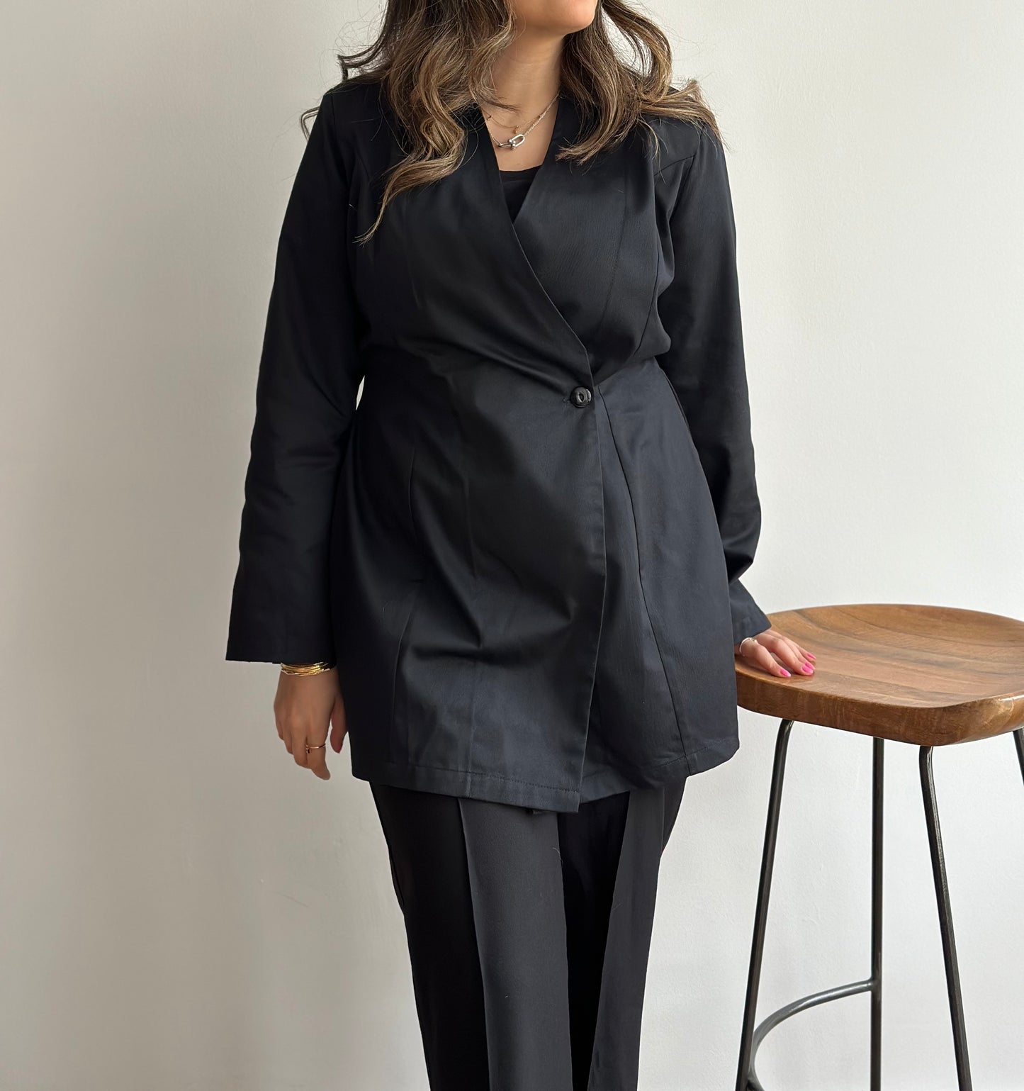 Hourglass Blazer | بليزر اسود مخصر